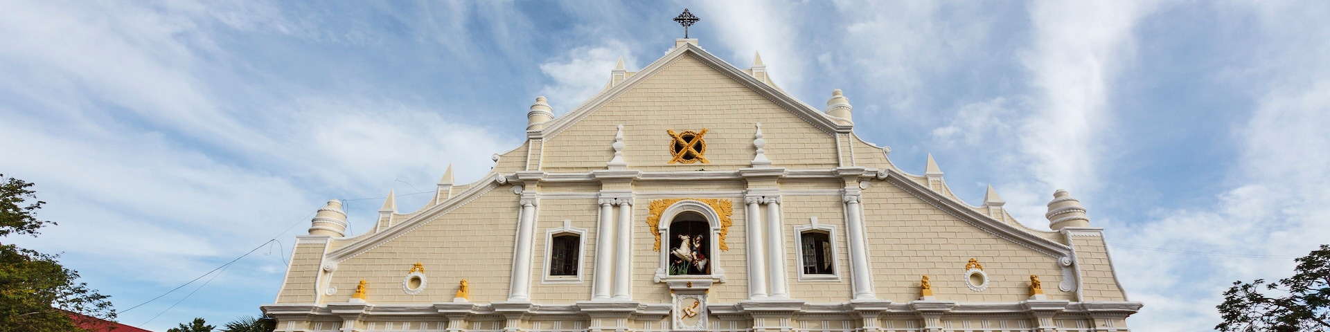 Uma igreja grande e branca com uma cúpula central e duas torres laterais.
