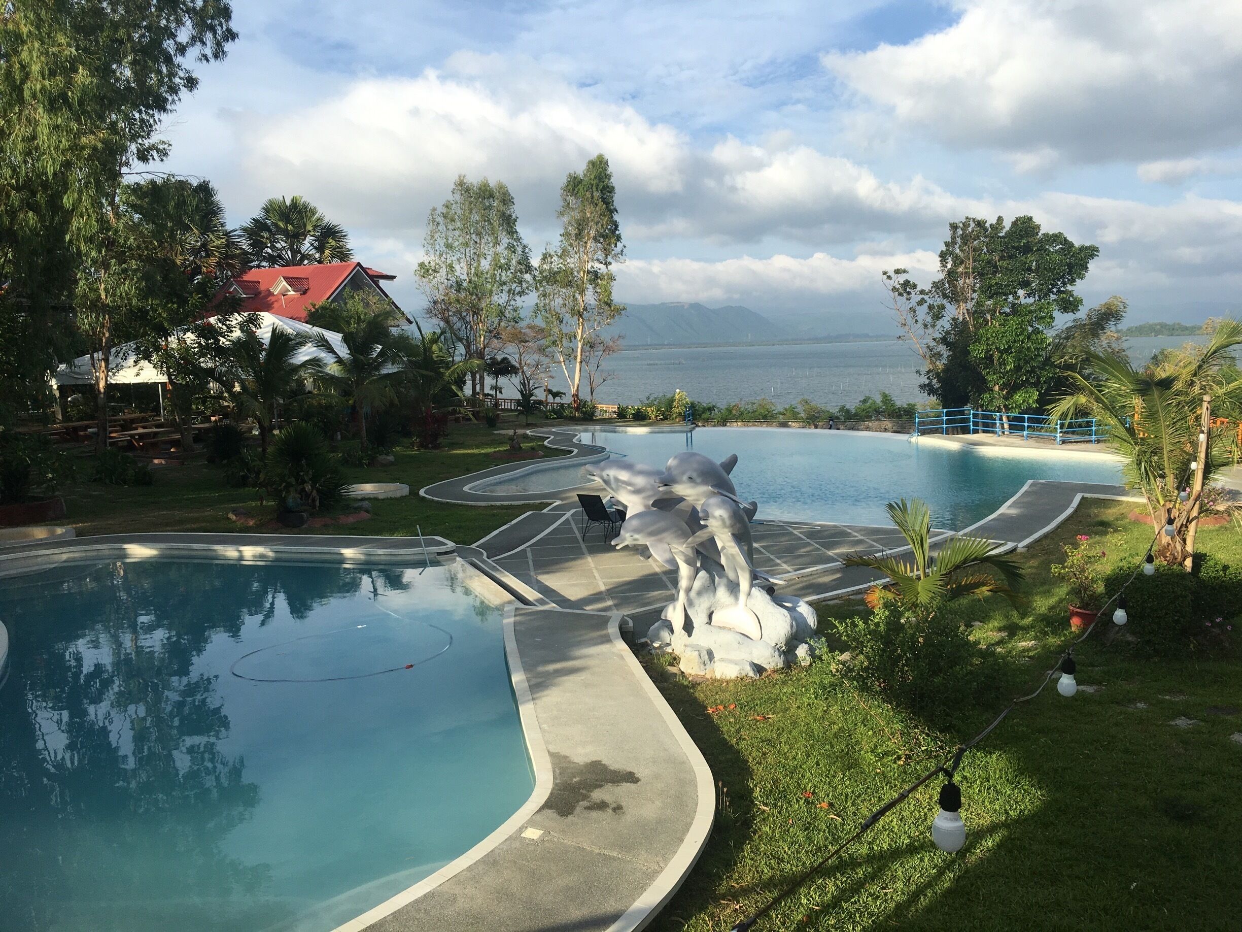 Hotel is peaceful and restaurant very good with lot of different  spots/tables to keep intimacy on the seaside or the park. 