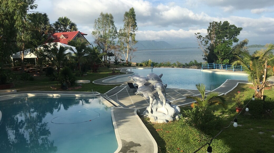 Hotel is peaceful and restaurant very good with lot of different spots/tables to keep intimacy on the seaside or the park.