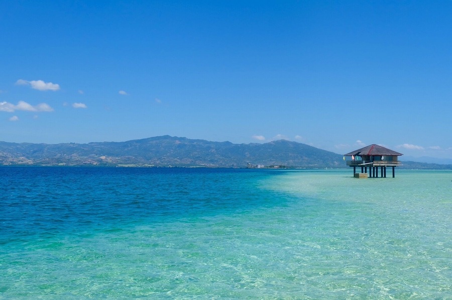 A boat ride from Bais will take you to Manjuyod sand bar where you can spend hours frolicking on the sand during low tide or on clear waist deep waters during high tide. 🏖🚣🏻 #blue