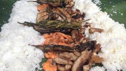 When you have a chance to eat with your family, then make it as one of the most memorable.. #boodlefight #Family #food