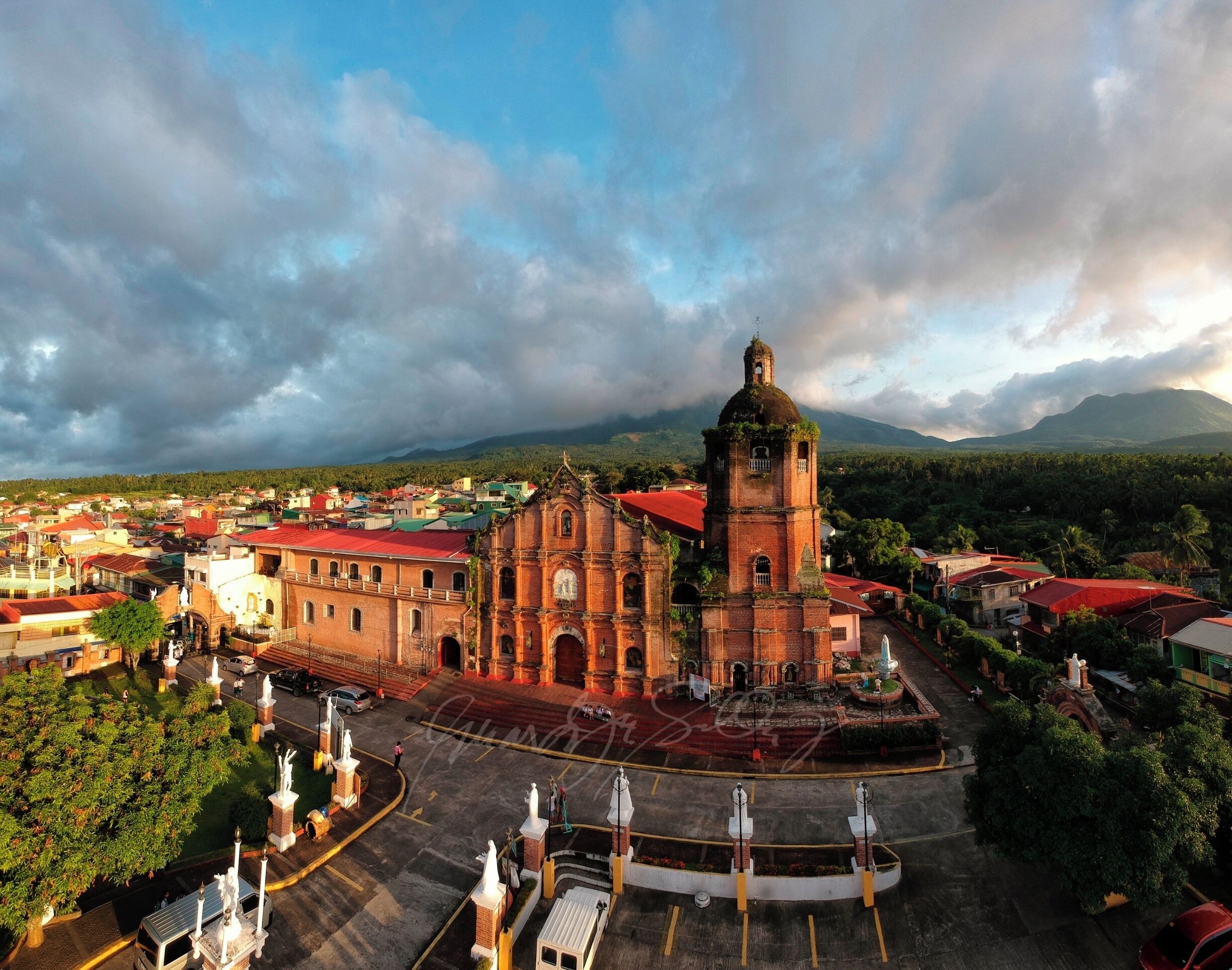St. John the Baptist Parish Church (Filipino: Simbahan ng Parokya ng San Juan Bautista), also known as Liliw Church or Lilio Church, is one of the Roman Catholic churches in Liliw, Laguna, Philippines. Its feast is celebrated every August 29 known as the Martyrdom of St. John the Baptist. The church is known for its red bricked façade and baroque style architecture. The current parish priest is Father Marciano Dijan. - Wikipidia