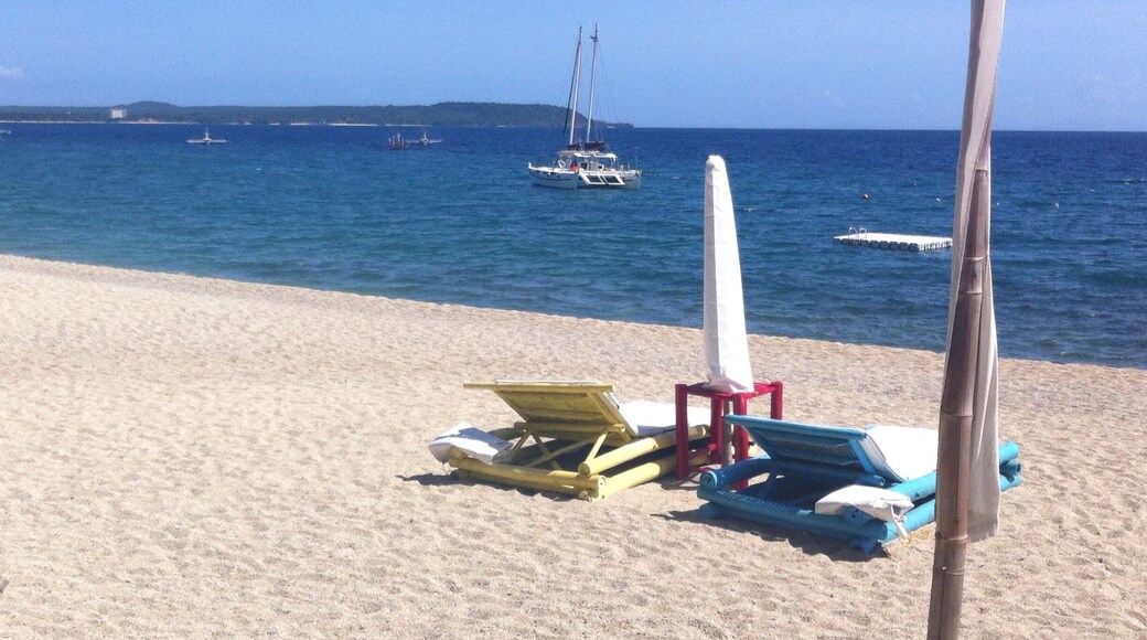 Away from the city for a while, for thanksgiving this is Batangas La Iya its a long way drive but sure its worth it. I love the beach coz its simple clear and relaxing. This is a no filter photo :)
