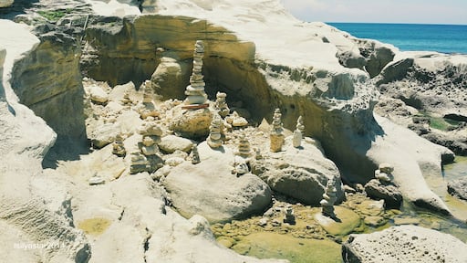 Cairns at the other side of Kapurpurawan