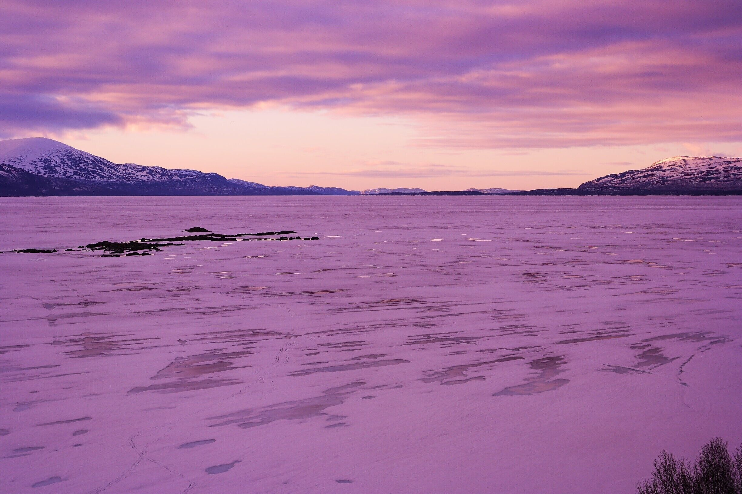 Torneträsk or Torne träsk...

(Saami: Duortnosjávri, Finnish/Meänkieli: Tornio or Torniojärvi) is a lake in Kiruna Municipality, Lapland, Norrbotten County in Sweden, in the Scandinavian mountain range...

 Träsk is the local word for lake (in Standard Swedish it means "swamp"). It is the sixth largest lake in Sweden, with a total area of 330 square kilometres (130 sq mi) and a length of 70 kilometres (43 mi). The lake drains to the south-east through Torne älv. South-west of the lake lie the Abisko National Park and the UNESCO World Heritage Site Laponian area...

Torneträsk originated from the remnant of a glacier, which has given the lake its depth of 168 metres (551 ft), making it the second deepest lake in Sweden. It is usually ice-covered from December through June, with variations dependent on temperature variations...