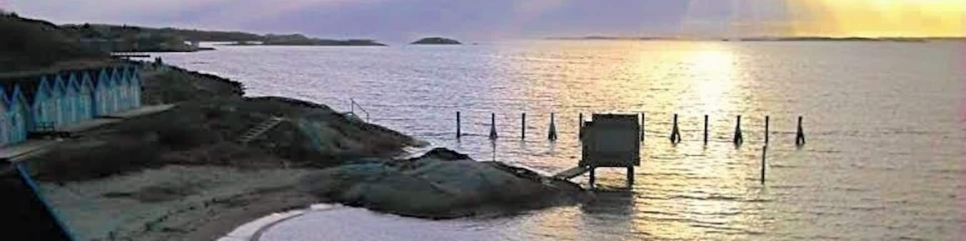 View of a part of the beach at "HovÄs kallbadhus", about 20 km south of Gothenburg at the Swedish West Coast. Picture taken in February - nobodyŽs in the water now, but thereŽs a restaurant thats open year around.
#GoldenHour