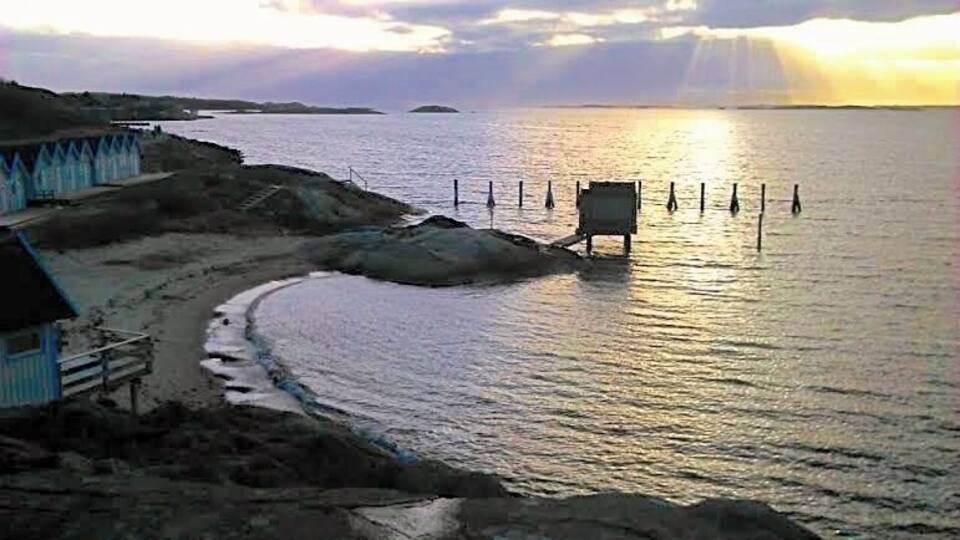View of a part of the beach at "HovÄs kallbadhus", about 20 km south of Gothenburg at the Swedish West Coast. Picture taken in February - nobodyŽs in the water now, but thereŽs a restaurant thats open year around.
#GoldenHour