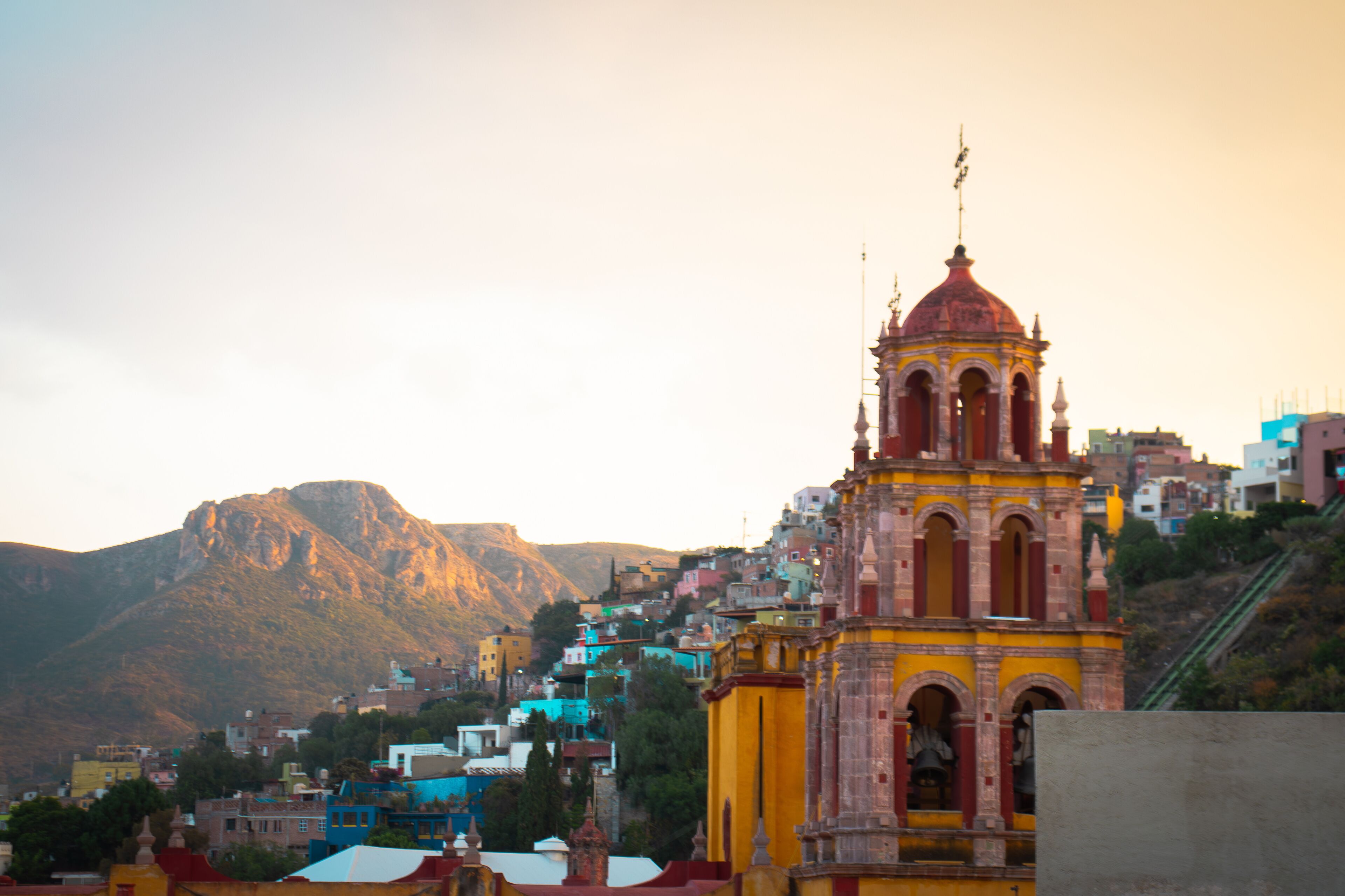 Creativa fotografía de la ciudad de Guanajuato, con la Basílica Colegiata de nuestra Señora de Guadalupe, ubicada en primer plano.