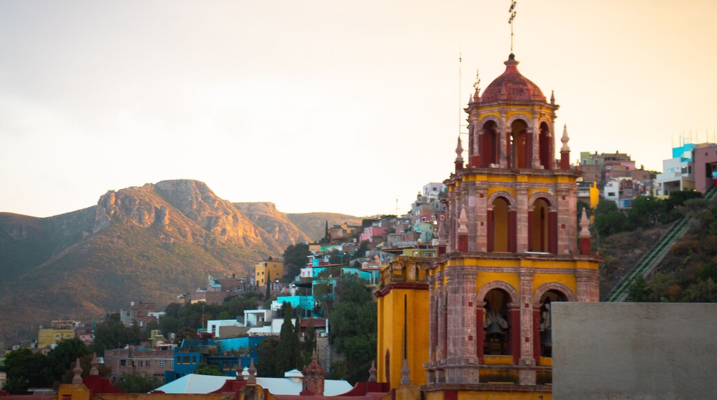Creativa fotografía de la ciudad de Guanajuato, con la Basílica Colegiata de nuestra Señora de Guadalupe, ubicada en primer plano.