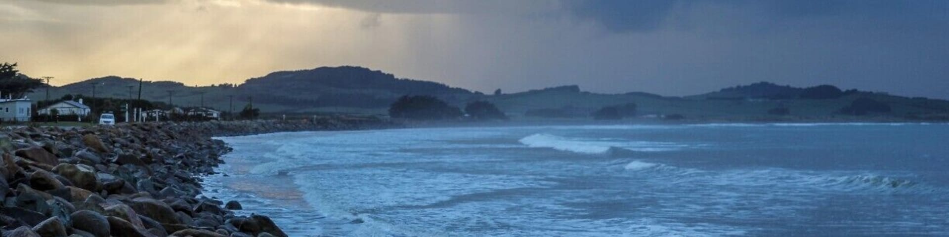 Camped for the night at Colac Bay as per Backpacking Matt's suggestion. This is a beautiful completely unknown spot on the south coast of the south island - beautiful coastline and a great pub and tavern that has rooms and camp sites.