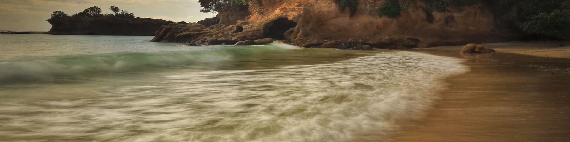 Visiting my brother in Matakana in the New Zealand's North Island I spent a whole day in Tawharanui Regional Park a whole 7 hours exploring beauty. This park and marine reserve is huge with Two beaches and a lagoon 💚. You can camp here or hire a regional Bach if your lucky. It is also a park with native Kiwis , my goal is to camp here on another trip one summer 🙏🏻