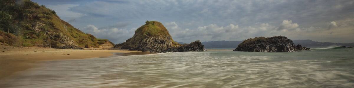 Climb headlands , explore caves , collect seashells , watch fantails dance in the air for bugs. Swim and capture memories some of the many beautiful things to do at this beautiful New Zealand Regional Park Tawharanui 💚💚💚💚