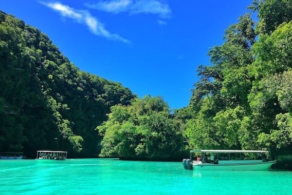 Enjoy the white mud bath with great views.Put it on your face and body, it’s good for beauty!