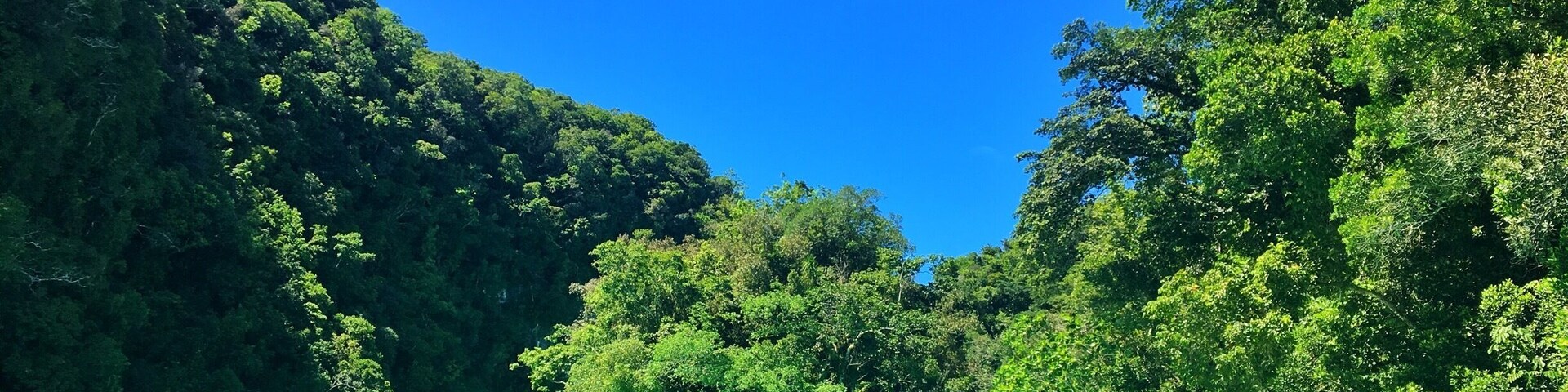 Enjoy the white mud bath with great views.Put it on your face and body, it’s good for beauty!