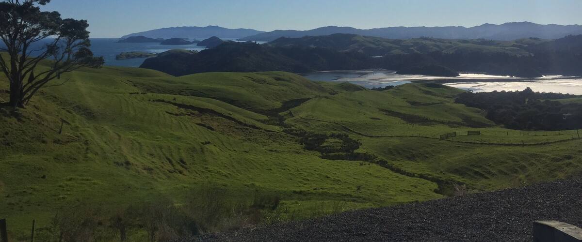 Beautiful lookout on the road to Auckland via the 25 on the Coromandel Peninsula. This route takes a bit longer but offers breathtaking views all along the way. Passing thru adorable beach cities you'll find some hidden gems!