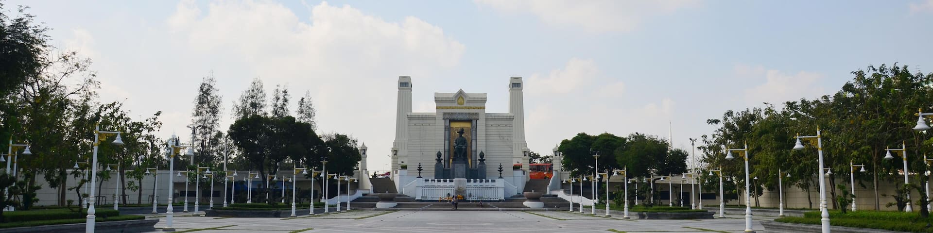 E729P9 Statue of Rama 1 at the Phra Buddha Yodfa Memorial Bridge at Bangkok Thailand