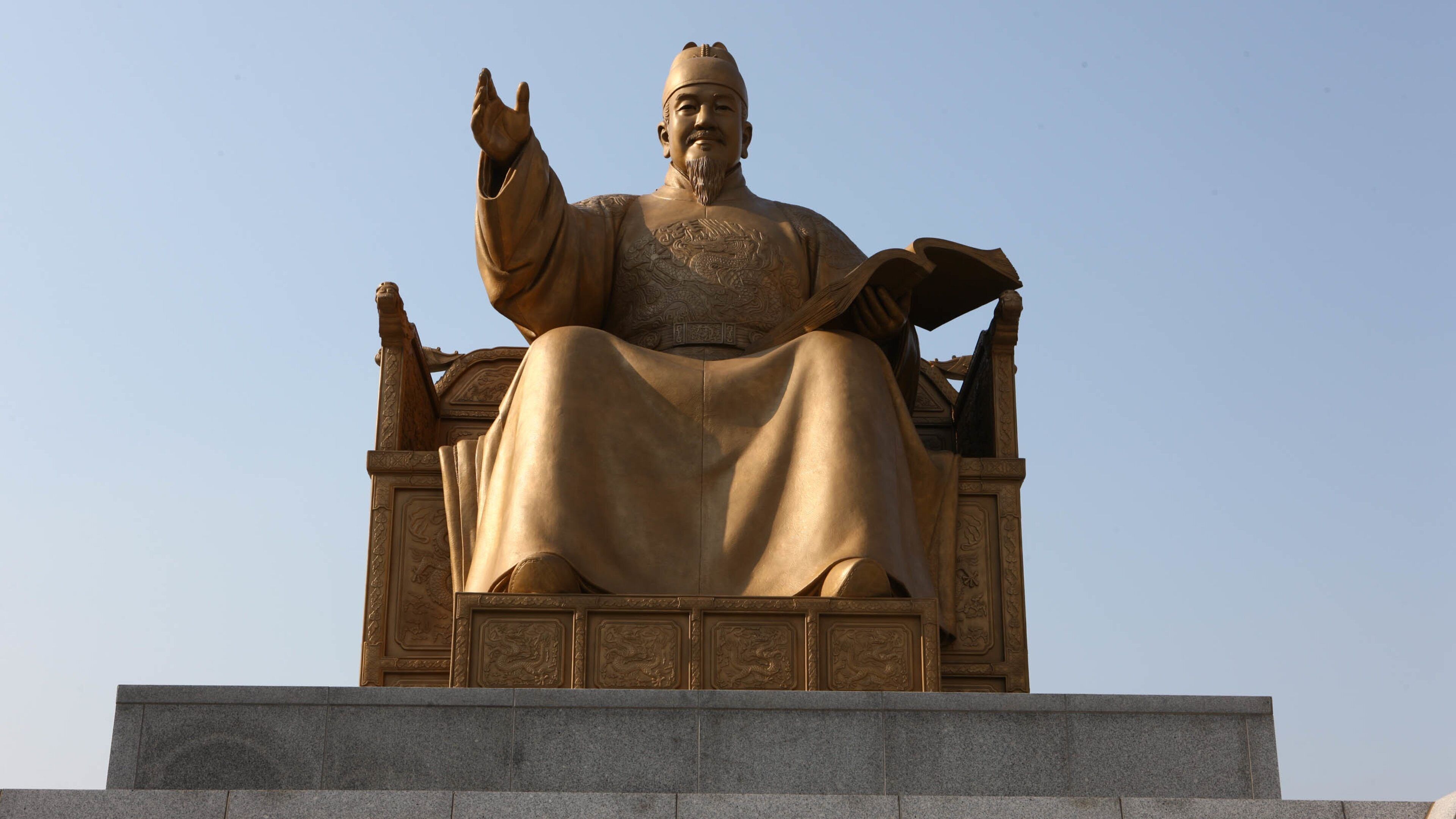 Gwanghwamun Plaza featuring heritage elements and a monument