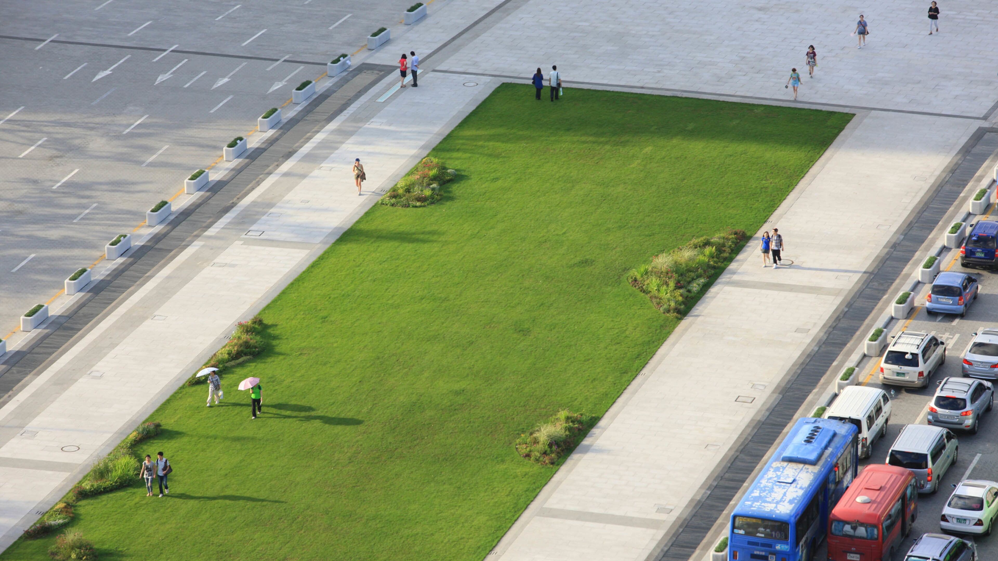 Gwanghwamun Plaza which includes a garden