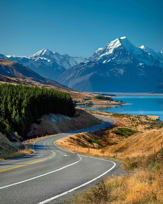 If you walk out to where the cars enter the car park for Peters Lookout, there is a great winding road leading down to Mt Cook. Blue lakes, mountains peaks, what’s not to like here! #OnTheRoad
