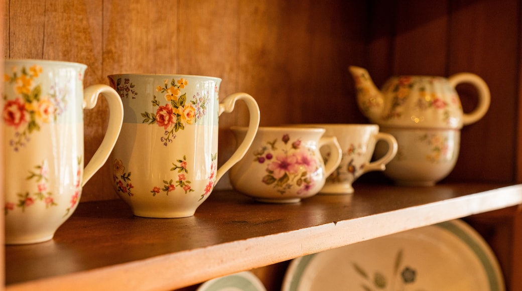 Tarras which includes interior views