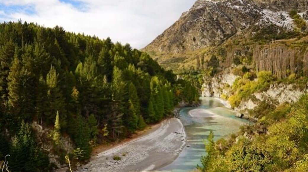 This impressive landscape is believe it or not right beside the road. You can pull over just a few minutes out from Queenstown when on the way to Arrowtown and see the bending Shotover River in all of it's glory.
If you dare you can take the Shotover Jet which zips along for a thrill...I opted out if that one :)