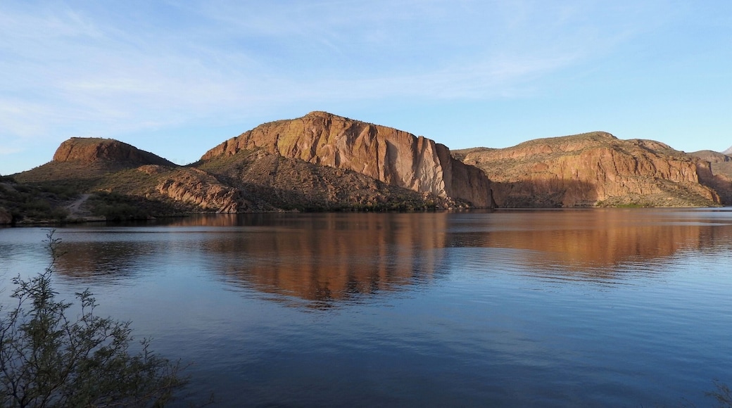 Canyon Lake is one of four reservoirs that were formed by the damming of the Salt River in the U.S. state of Arizona. The lake was formed by the Mormon Flat Dam, which was completed in 1925 after two years of construction. Wikipedia
#LikeALocal