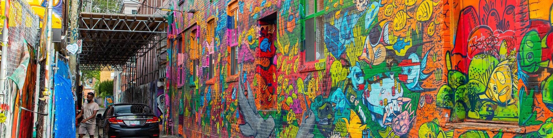 Un callejón estrecho con grafitis coloridos en las paredes.