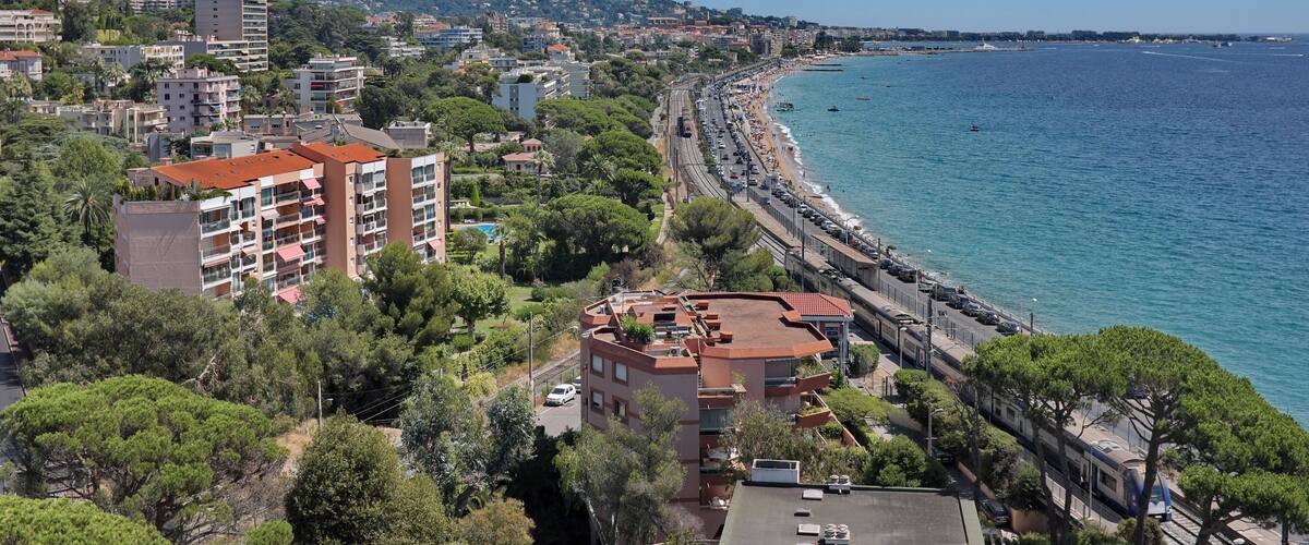 Cannes La Bocca vue de la mer