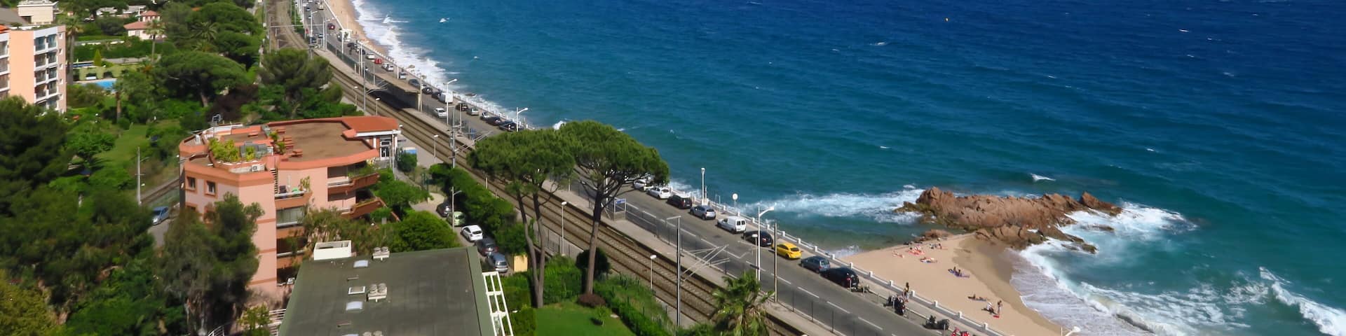 Baie de Cannes; mer bleu et raochers.