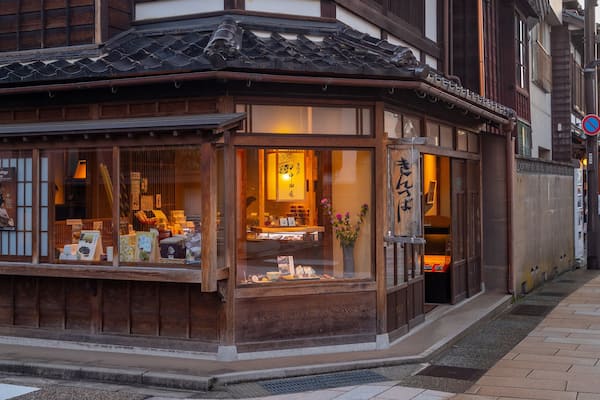 Ein traditioneller japanischer Laden mit Holzbauweise und einem Schild.