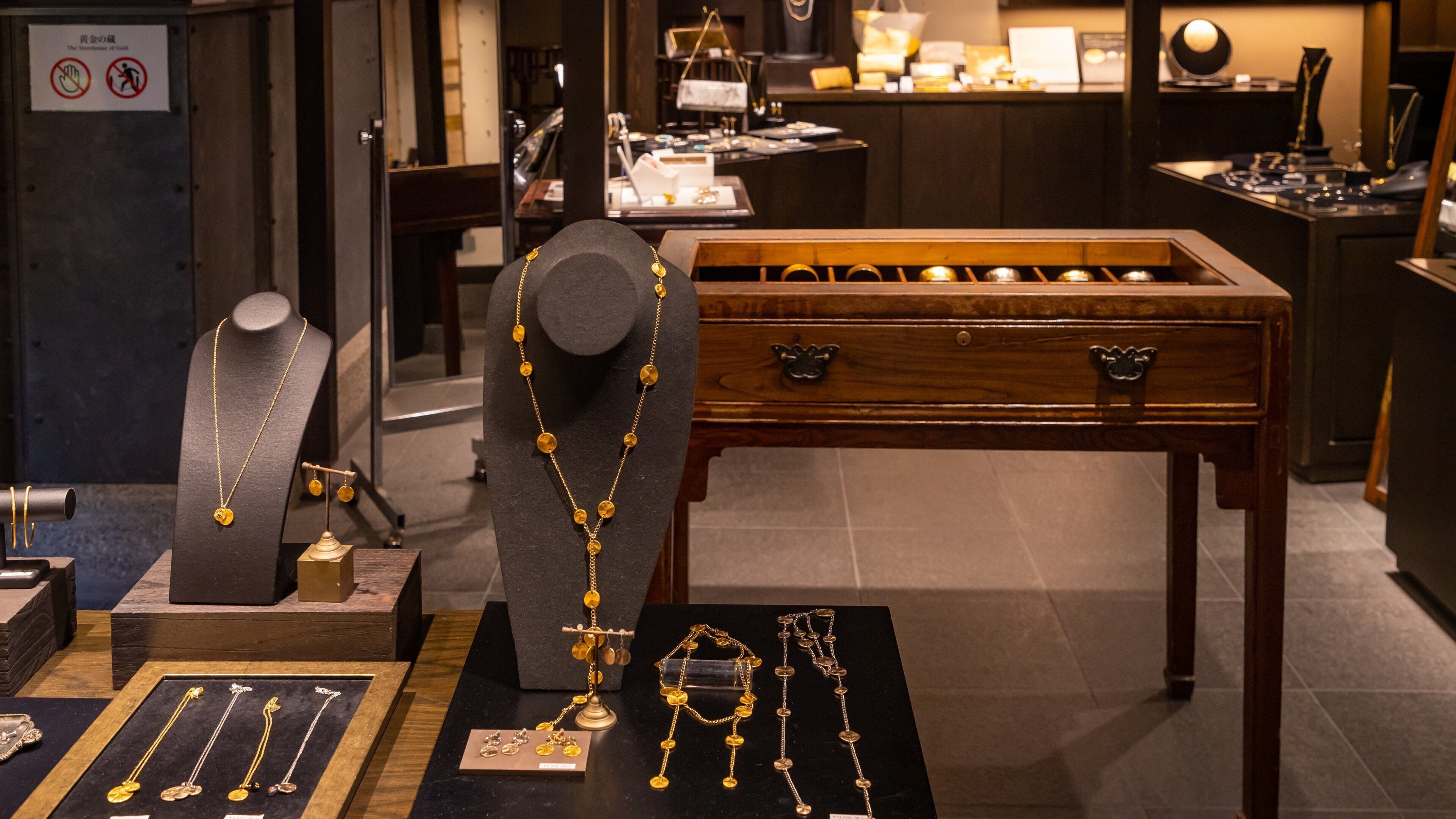 Higashiyama Higashi Chaya District which includes interior views