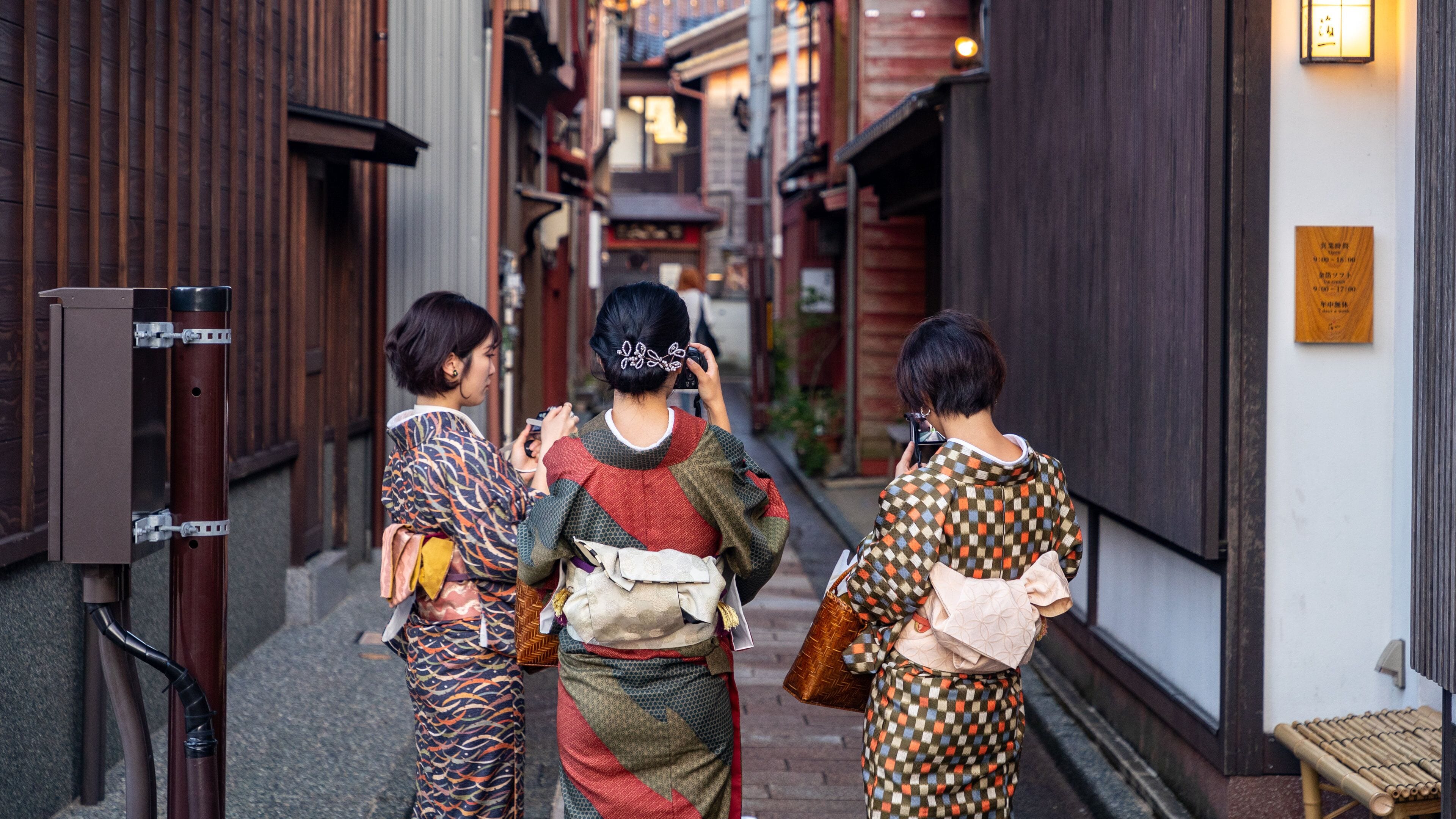 Higashiyama Higashi Chaya District featuring street scenes as well as a small group of people