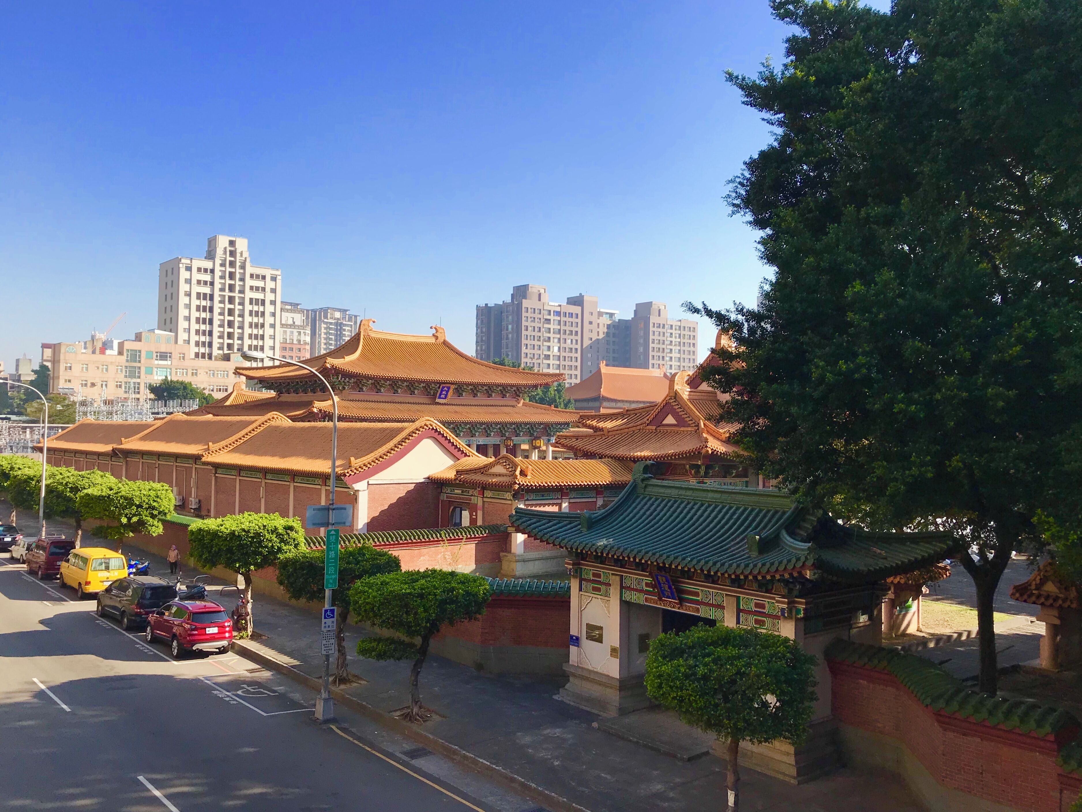 從雙十路天橋望臺中孔子廟觀德門一側。