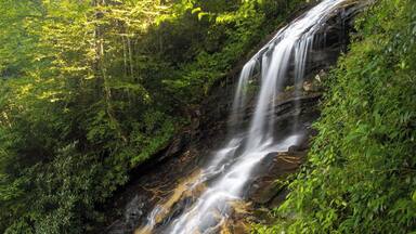 The long (and difficult to photograph!) Cascade Falls at E.B. Jeffress Park just off the Blue Ridge Parkway in North Carolina. The trail to the falls is a short loop trail that is very pleasant. Learn all about it here: https://www.hdcarolina.com/episode/eb-jeffress-park
#AquaTrove