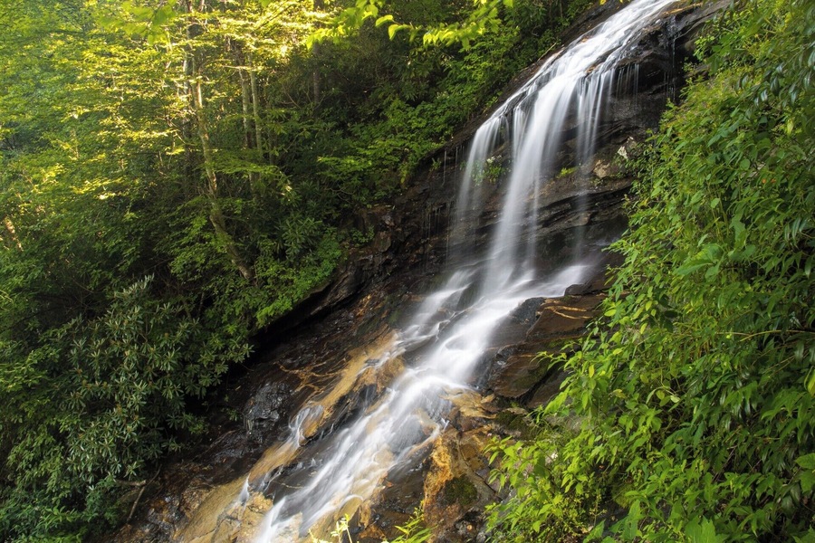 The long (and difficult to photograph!) Cascade Falls at E.B. Jeffress Park just off the Blue Ridge Parkway in North Carolina. The trail to the falls is a short loop trail that is very pleasant. Learn all about it here: https://www.hdcarolina.com/episode/eb-jeffress-park
#AquaTrove
