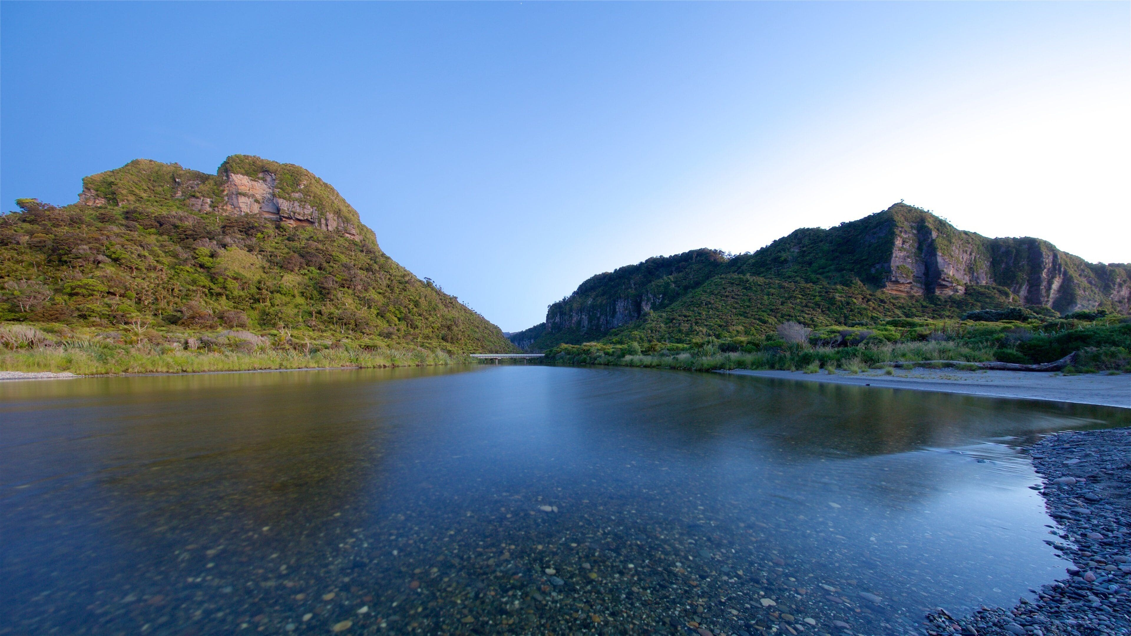 Punakaiki mostrando um rio ou córrego e montanhas