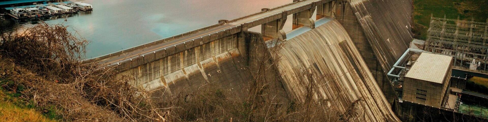 Found a nice overlook on my trip down to Atlanta. I have decided to leave for any trip a hour early and find something I haven't seen in-between. This time it was the dam. I got there about 15 minutes before sunset. Colorized it some, but still like it.
I ended up talking to a lady for 30 minutes about the area. Seems I'v been missing out on a lot around here, especially if you like waterfalls. I'll have to be back.
