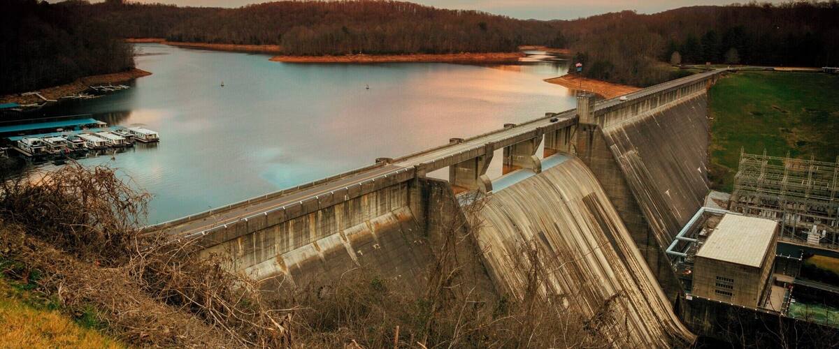 Found a nice overlook on my trip down to Atlanta. I have decided to leave for any trip a hour early and find something I haven't seen in-between. This time it was the dam. I got there about 15 minutes before sunset. Colorized it some, but still like it.
I ended up talking to a lady for 30 minutes about the area. Seems I'v been missing out on a lot around here, especially if you like waterfalls. I'll have to be back.