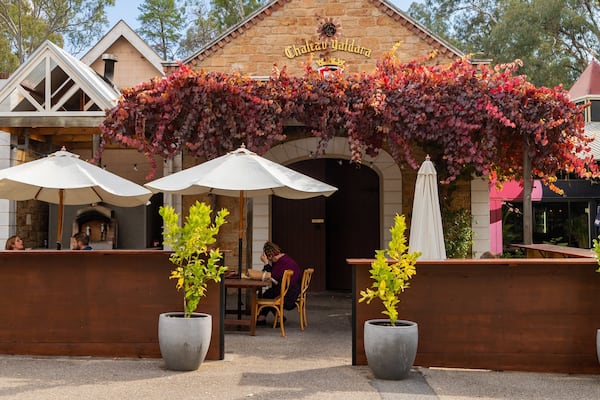 Chateau Yaldara showing outdoor eating as well as a small group of people