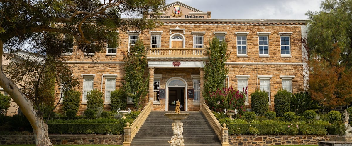 Chateau Yaldara featuring a fountain, a garden and heritage elements