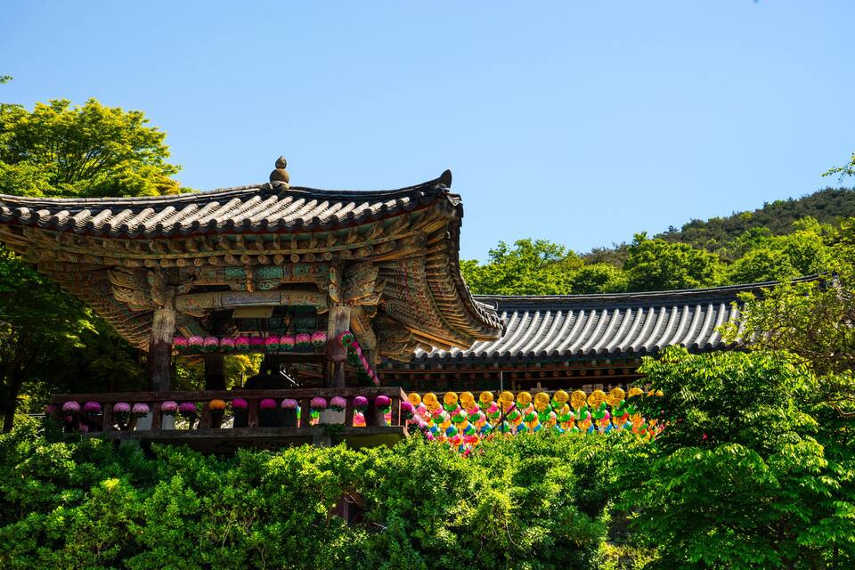 Un templo coreano tradicional con arquitectura ornamentada y decoraciones coloridas.