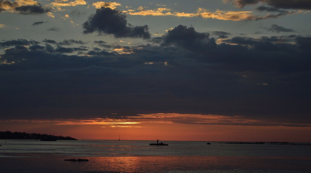 Relaxing and beautiful place with a 100 islands that u can hoop