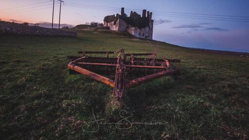 As you head towards carbury you will see this castle on top of the hill. Be mindful it’s on farmers land so if you open gates close them behind you, he doesn’t mind you checking it out but have some respect for his livestock and his land.