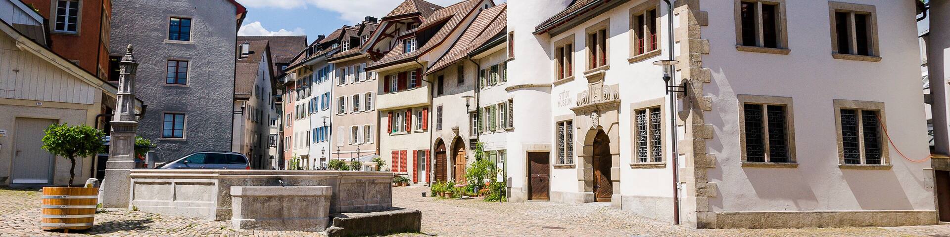 Brugg, Altstadt, Hofstatt, Hofstattbrunnen, Altstadtplatz, Altstadthäuser, Stadtmuseum, Aare, Fluss, Aargau, Sommer, Schweiz