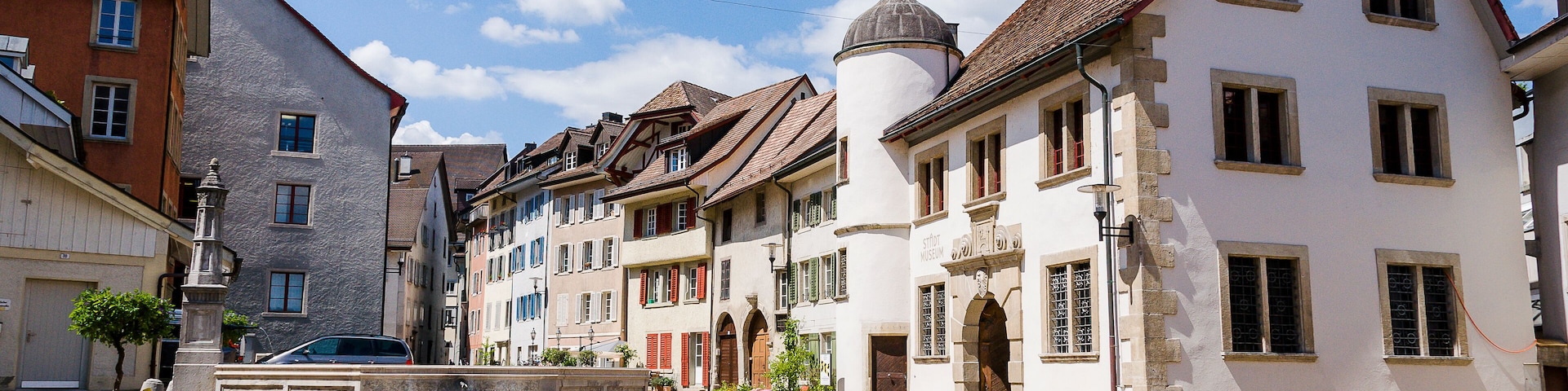Brugg, Altstadt, Hofstatt, Hofstattbrunnen, Altstadtplatz, Altstadthäuser, Stadtmuseum, Aare, Fluss, Aargau, Sommer, Schweiz