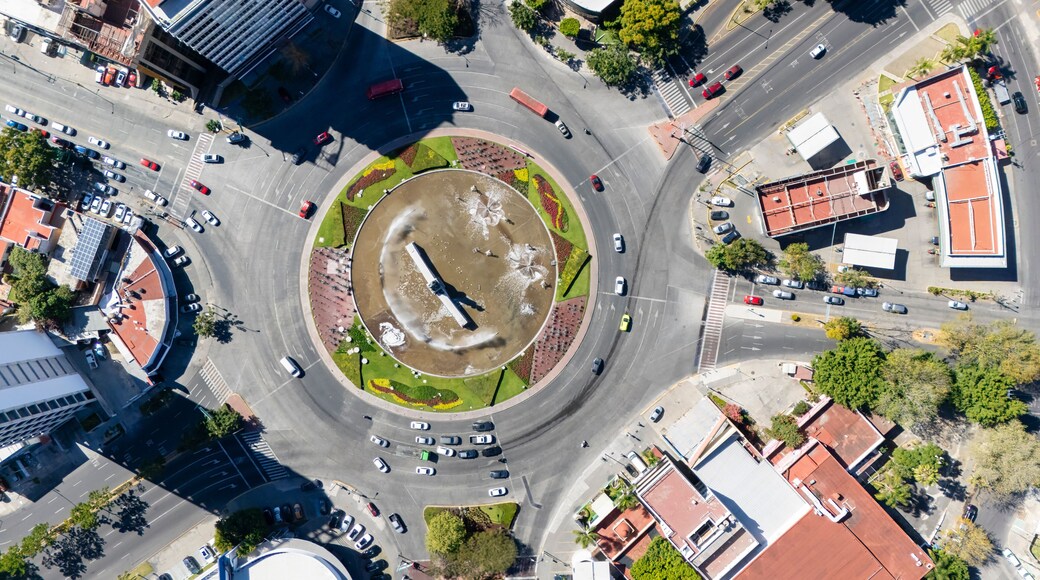 Glorieta Minerva, una de las glorietas más famosas de Guadalajara Jalisco, una toma aérea en hora de movilidad en la ciudad