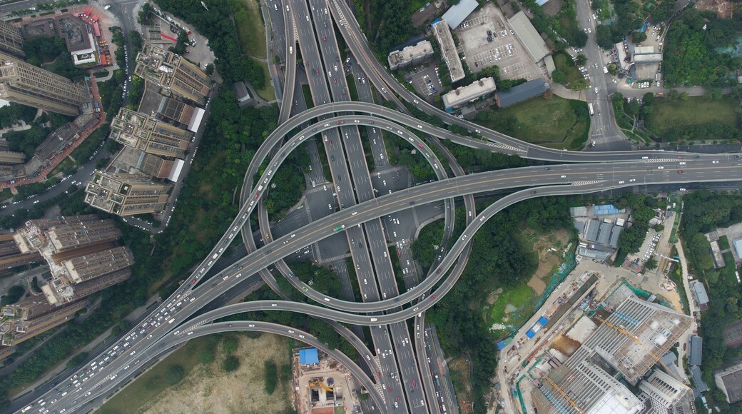 Een ingewikkeld viaduct met meerdere bruggen en aansluitende wegen.