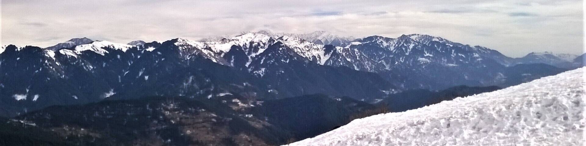 Natha Top near Patni Top is best place to look around the snow peaked mountains and the beauty of Kashmir valley
