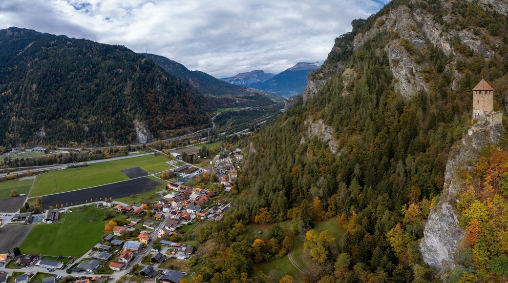 view of the village of Rothenbrunnen and the Oberjuvalt fortress