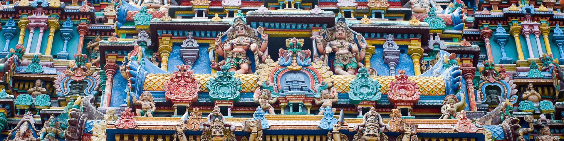 Un templo con estatuas coloridas y elaborados relieves.